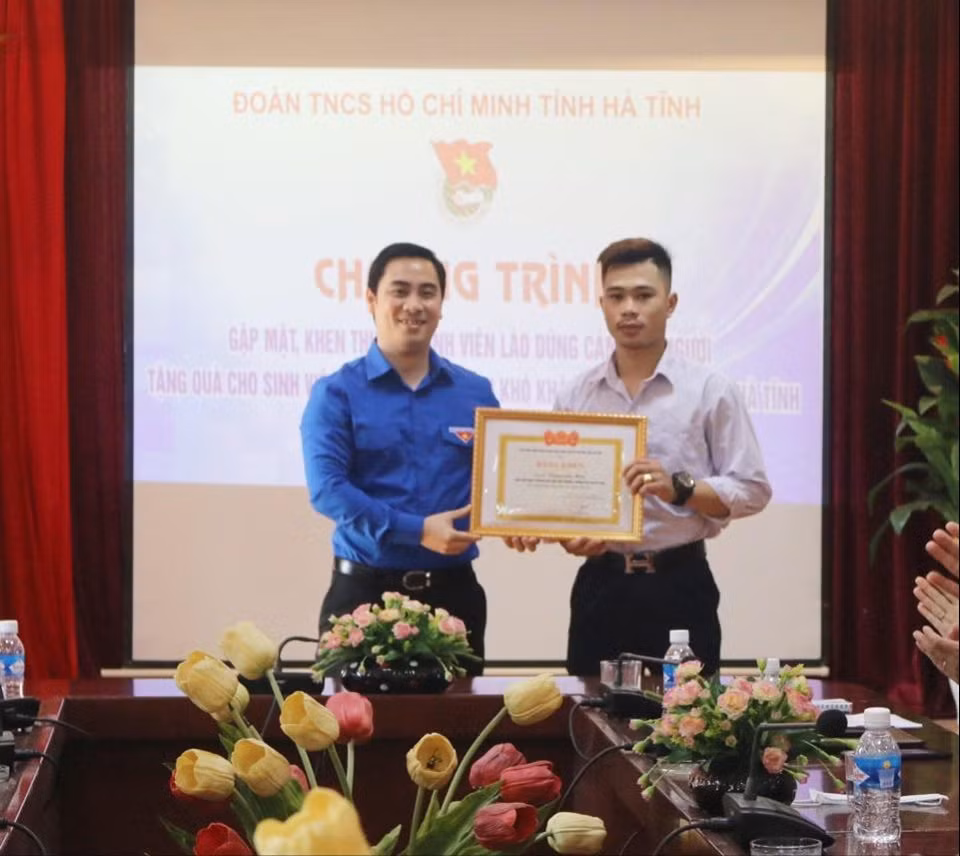 Trao tặng bằng khen cho sinh viên Lào cứu người rơi xuống cầu ảnh 1
