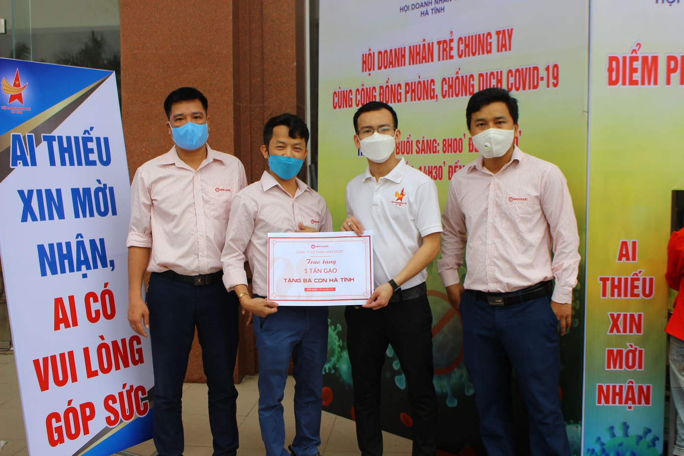 Các tổ chức, đoàn thể đến hỗ trợ gạo cho bà con Hà Tĩnh. Ấm lòng 'ATM gạo' và siêu thị '0 đồng' hỗ trợ người dân trong mùa dịch ảnh 4