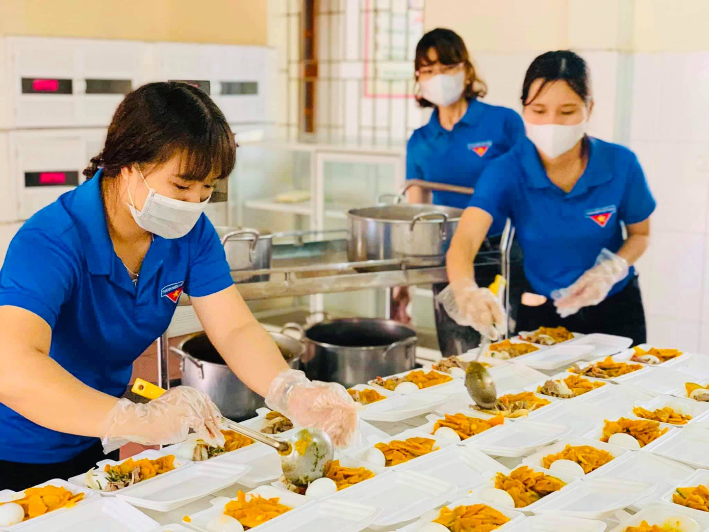 Suất cơm ấm lòng mùa dịch của tuổi trẻ Nghệ An ảnh 3