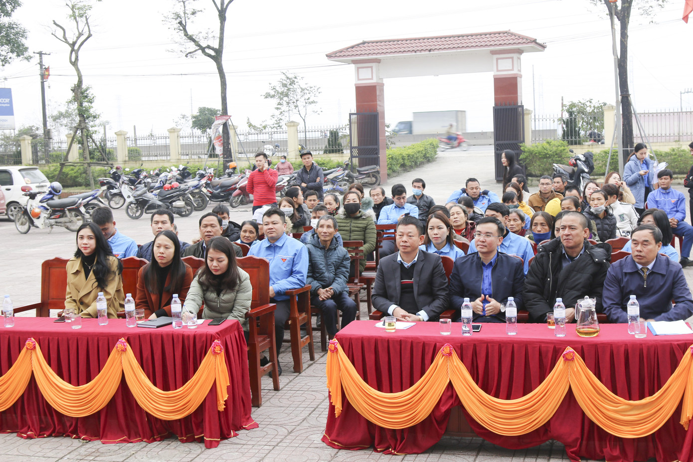 Tập đoàn Phúc Sơn, Báo Tiền Phong trao bò giống hỗ trợ bà con vùng lũ Hà Tĩnh ảnh 2