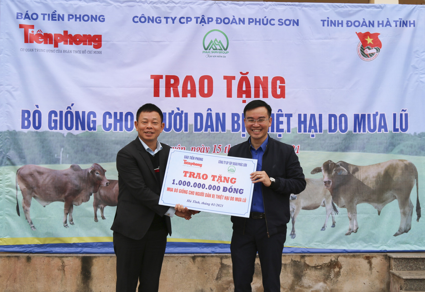 Tập đoàn Phúc Sơn, Báo Tiền Phong trao bò giống hỗ trợ bà con vùng lũ Hà Tĩnh ảnh 5