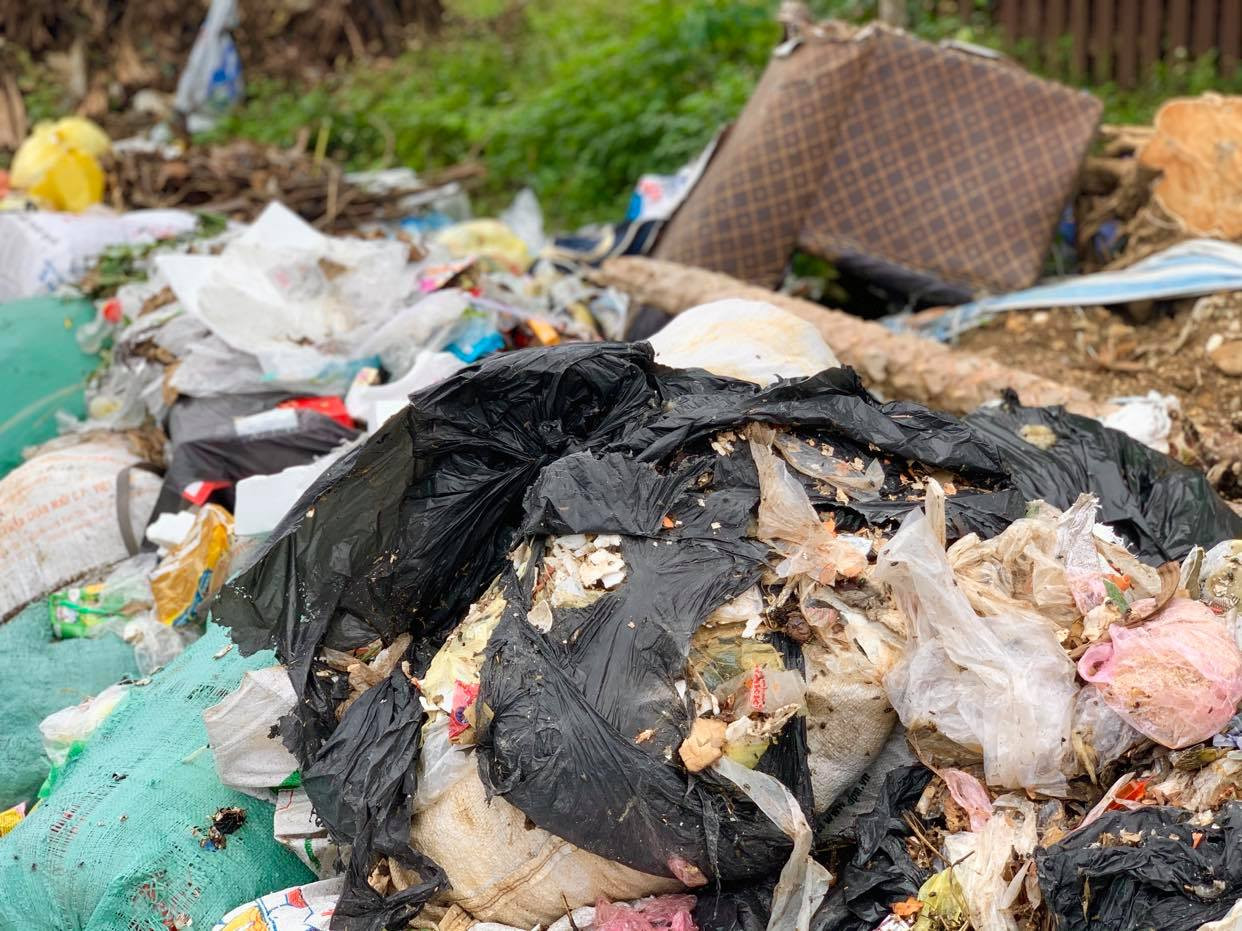 Không có bãi tập kết, rác bủa vây đường Hồ Chí Minh ảnh 3