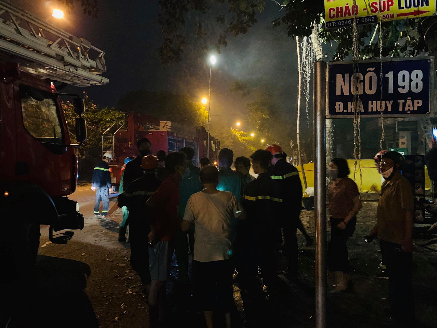 Nam thanh niên bỏ ý định tự tử sau hơn 2 giờ 'cố thủ' trên nóc nhà ảnh 9