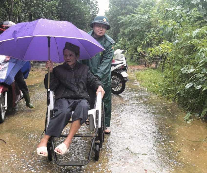 Hà Tĩnh mưa mù trời, dân leo gác mái tránh lũ ảnh 19