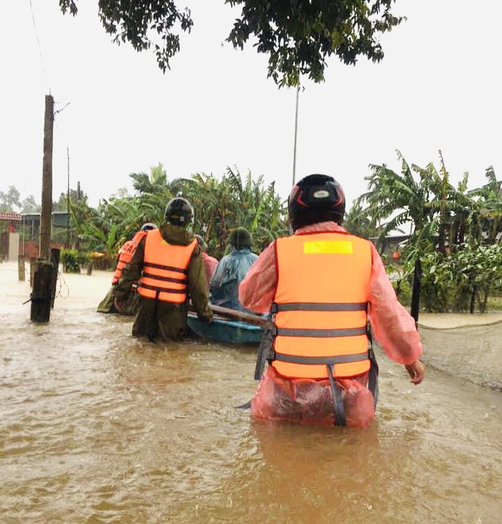 Hà Tĩnh mưa mù trời, dân leo gác mái tránh lũ ảnh 16