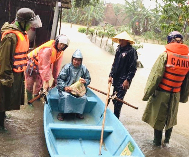 Hà Tĩnh mưa mù trời, dân leo gác mái tránh lũ ảnh 15