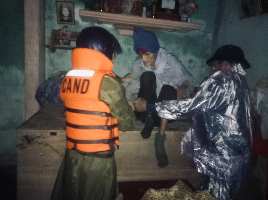 Hà Tĩnh mưa mù trời, dân leo gác mái tránh lũ ảnh 17