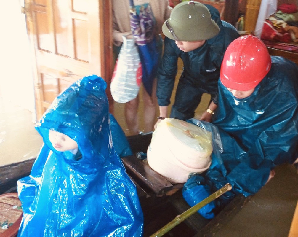 Hà Tĩnh mưa mù trời, dân leo gác mái tránh lũ ảnh 21