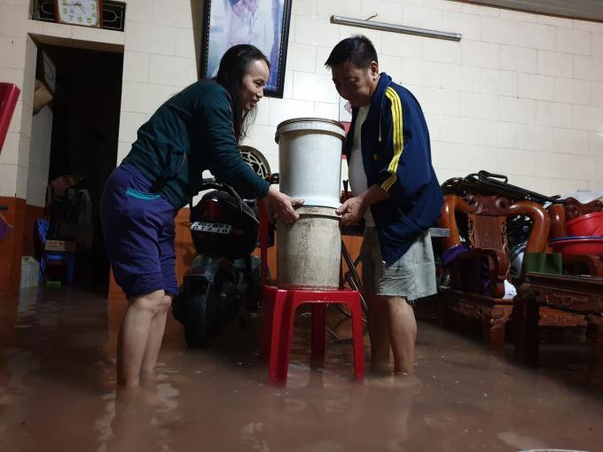 Hà Tĩnh mưa mù trời, dân leo gác mái tránh lũ ảnh 23