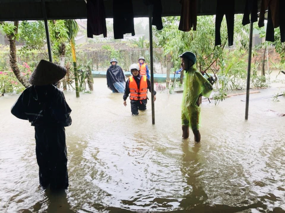 Hà Tĩnh mưa mù trời, dân leo gác mái tránh lũ ảnh 18