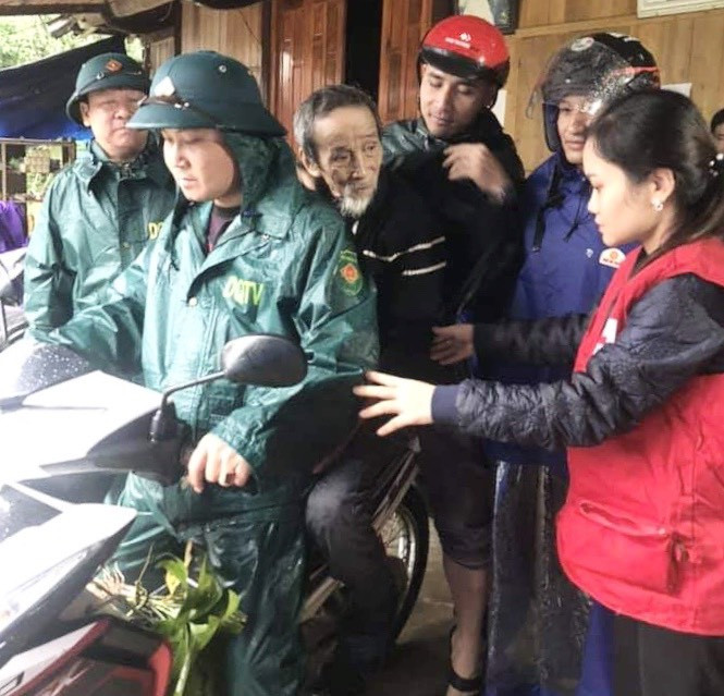 Hà Tĩnh mưa mù trời, dân leo gác mái tránh lũ ảnh 20