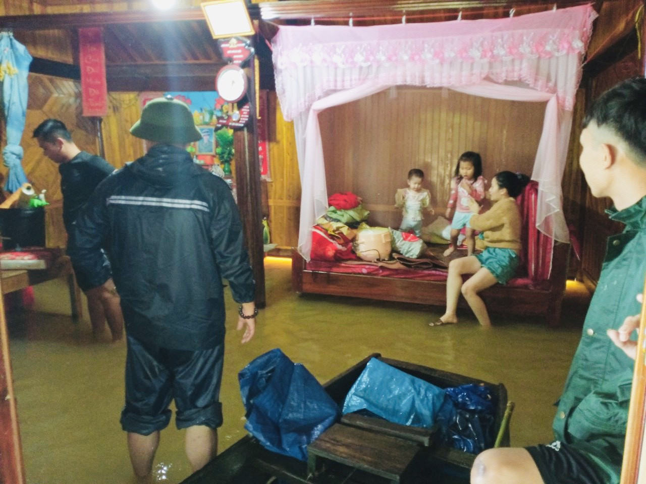 Hà Tĩnh mưa mù trời, dân leo gác mái tránh lũ ảnh 22