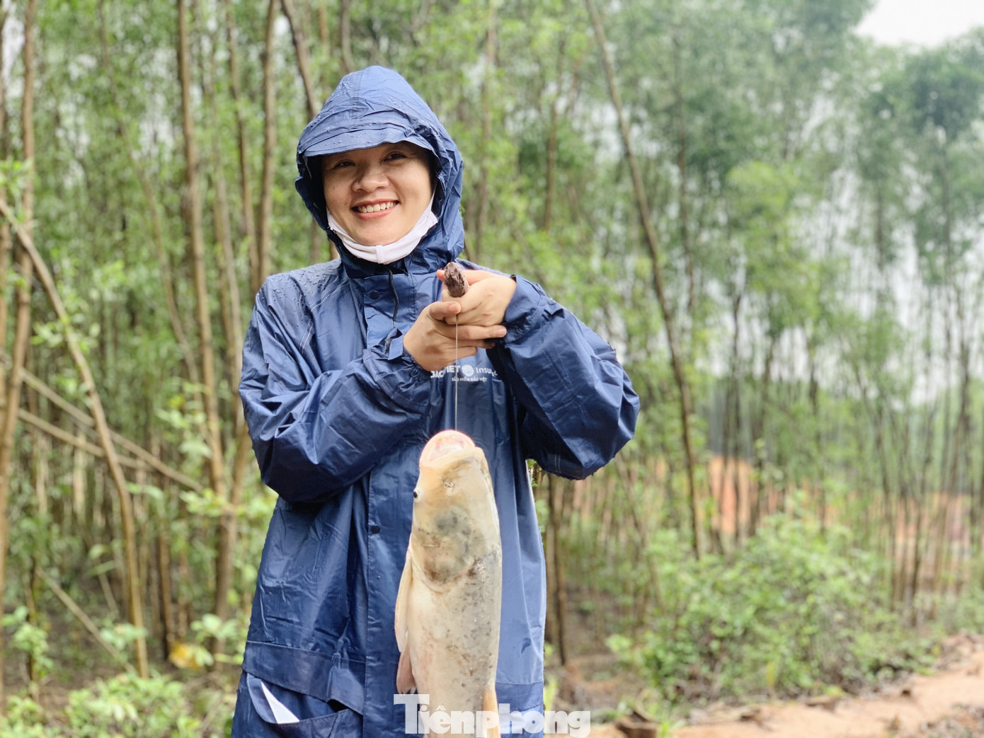 Hàng chục người bất chấp hồ xả lũ vẫn săn bắt cá dưới dòng nước xiết ảnh 19