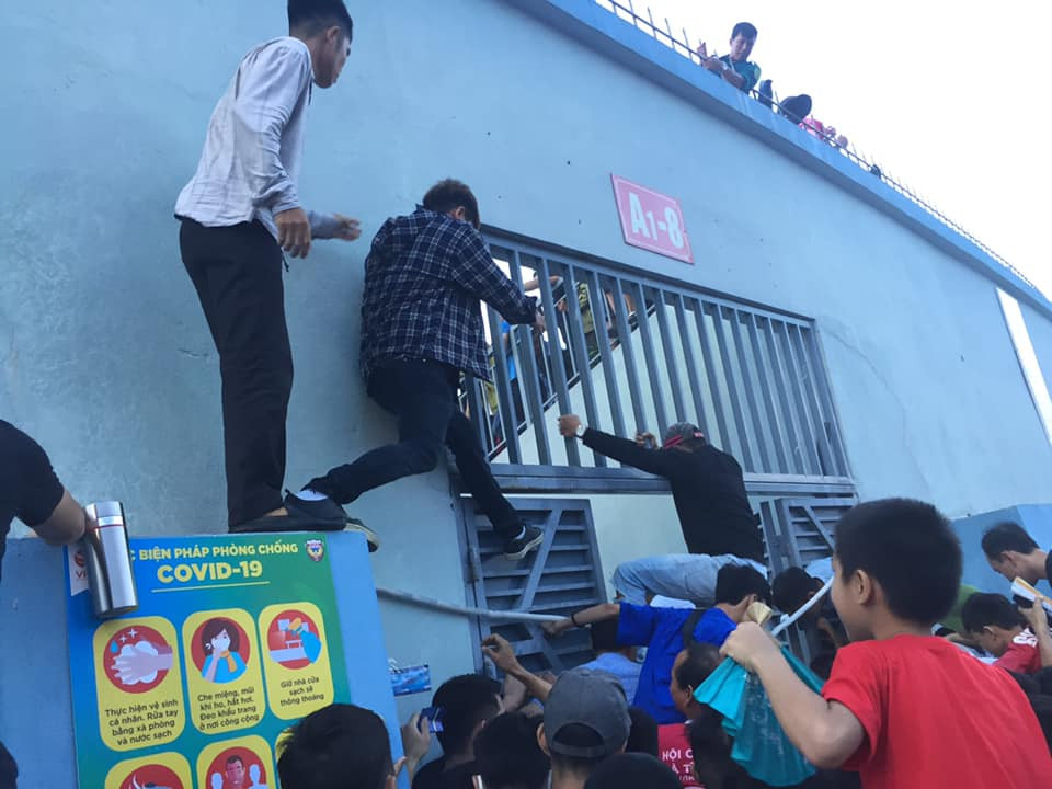 'Vỡ sân' Hà Tĩnh, CĐV bức xúc vì mua vé không được xem ảnh 12