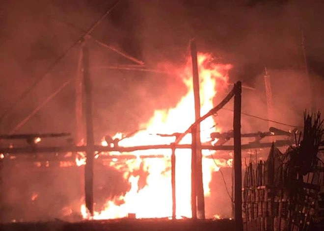 Bắt nghịch tử châm lửa đốt nhà thành tro vì mẹ không cho tiền ảnh 1