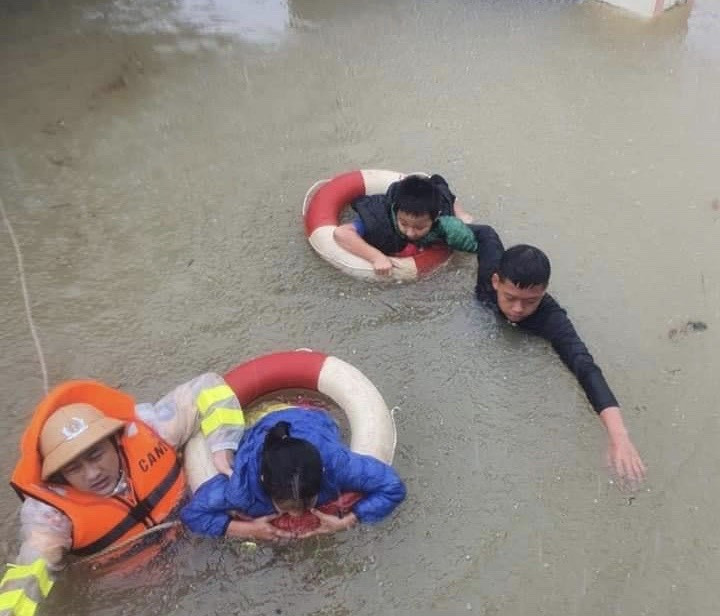 Cảm động hình ảnh công an, bộ đội dầm mình trong lũ dữ cứu người ảnh 11