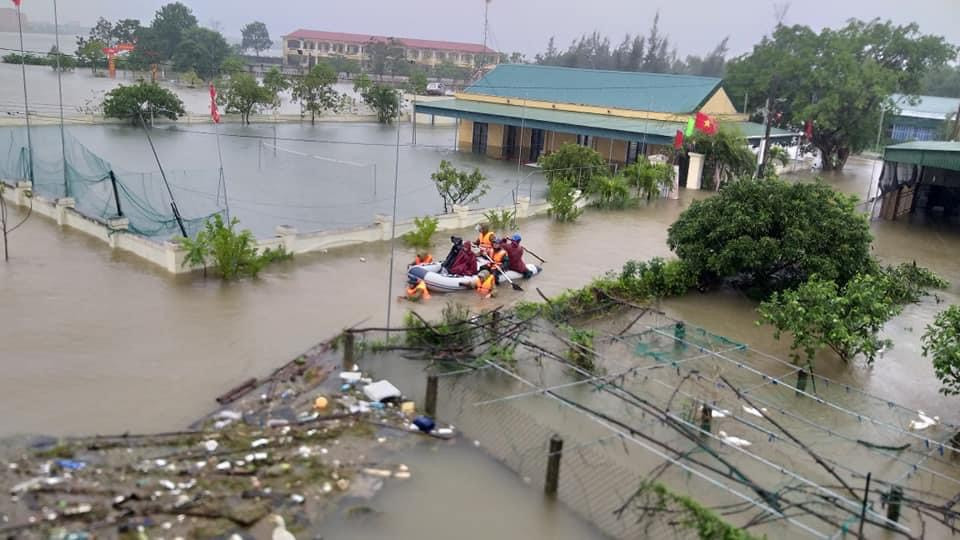 Cảm động hình ảnh công an, bộ đội dầm mình trong lũ dữ cứu người ảnh 10