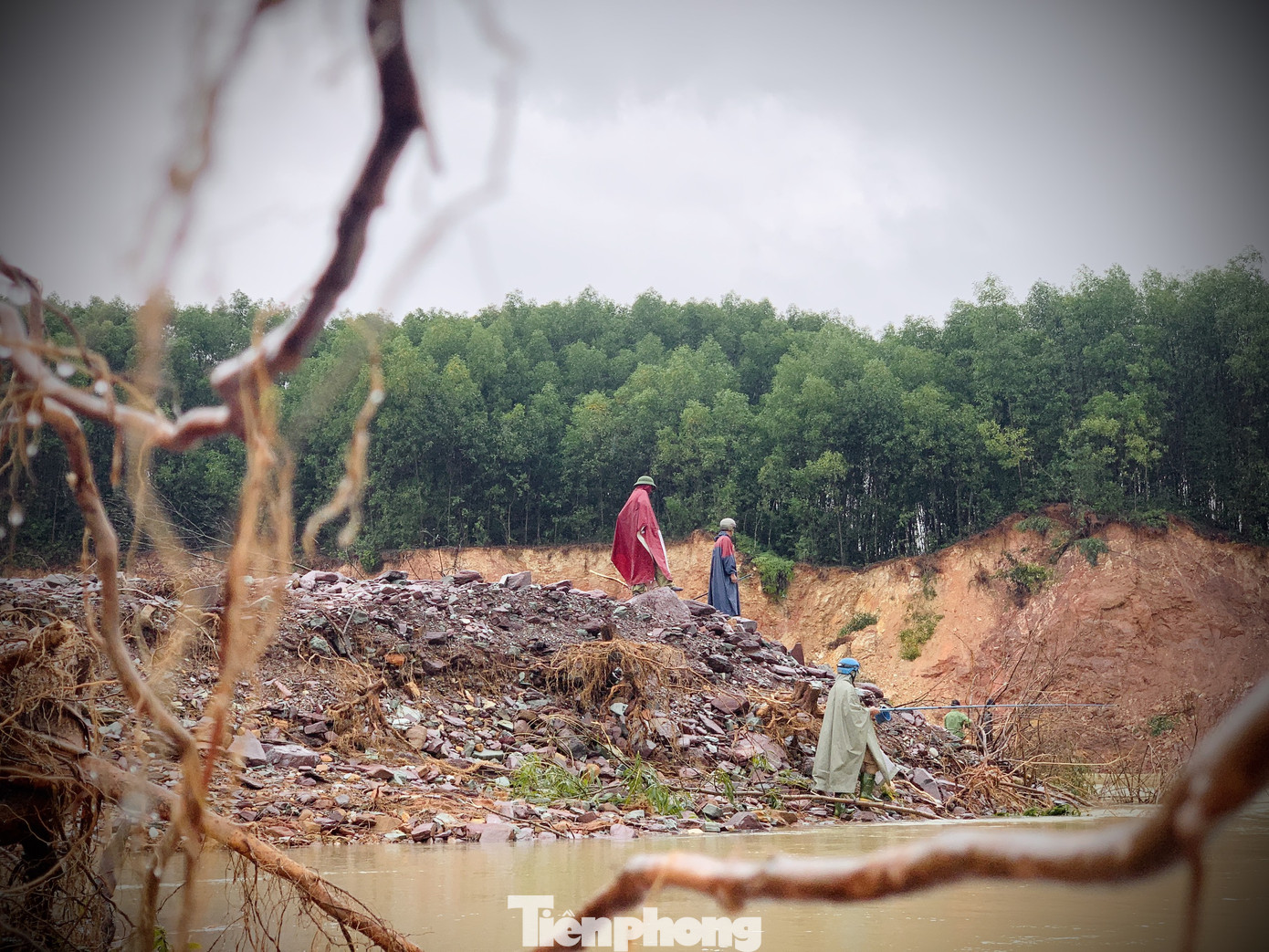 Hàng chục người bất chấp hồ xả lũ vẫn săn bắt cá dưới dòng nước xiết ảnh 18