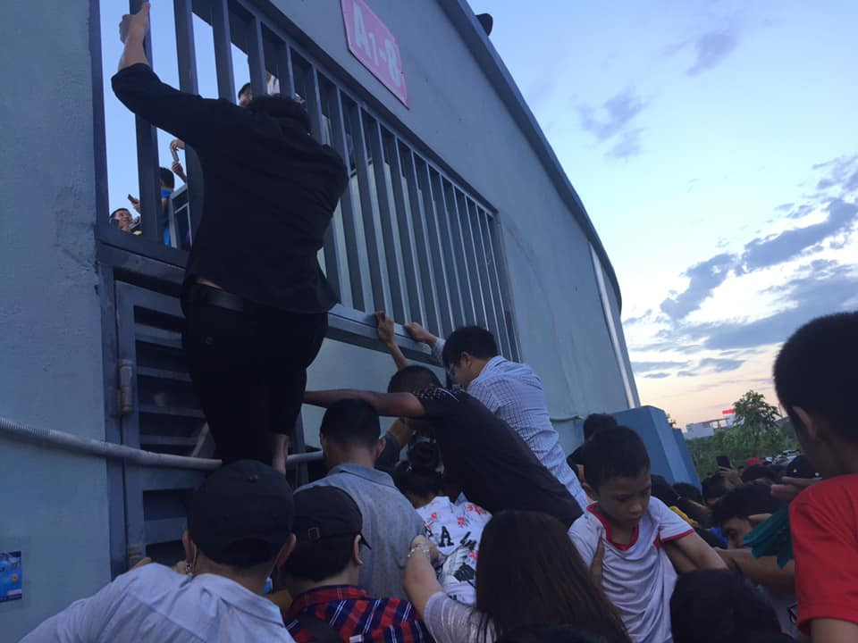 'Vỡ sân' Hà Tĩnh, CĐV bức xúc vì mua vé không được xem ảnh 11