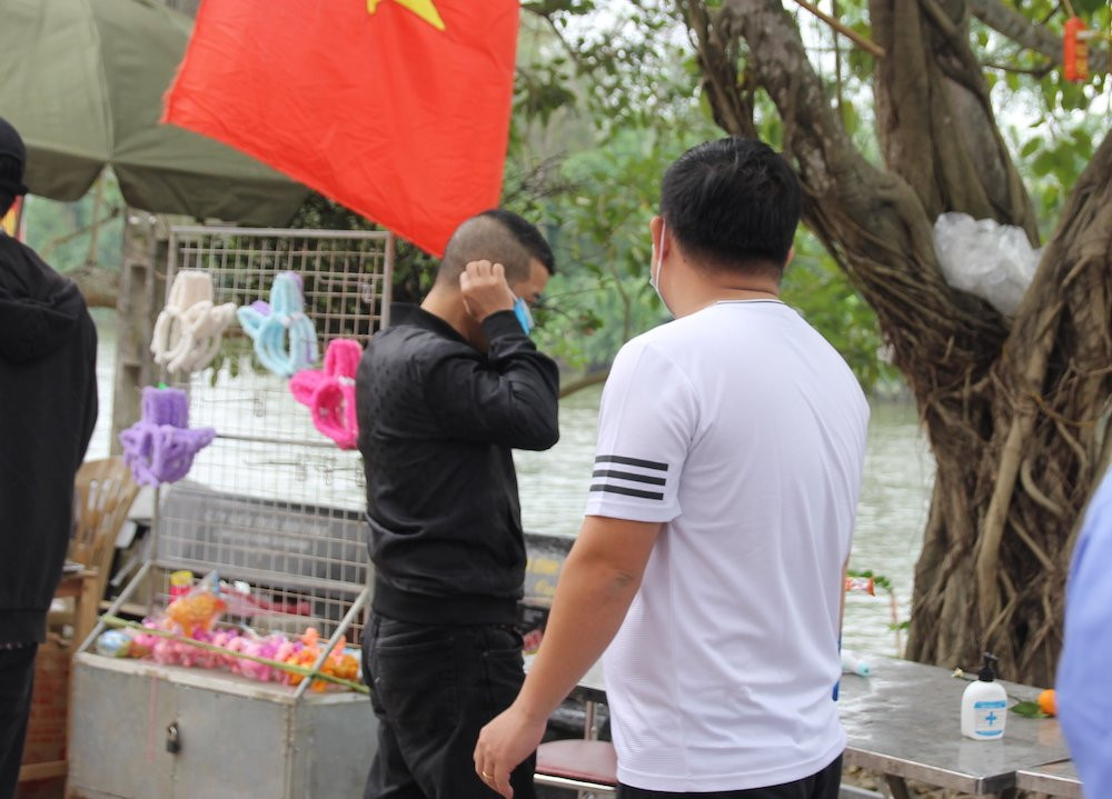 Dịch COVID-19 phức tạp: Nhiều người dân vẫn 'quên' đeo khẩu trang khi đi đền, chùa đầu năm ảnh 9