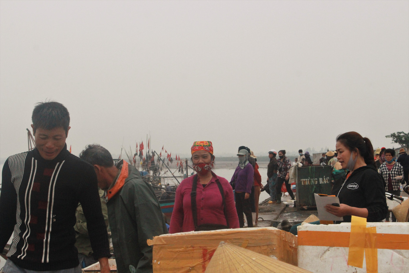 Cảng cá Hà Tĩnh tấp nập người bán, kẻ mua giữa mùa dịch COVID - 19 ảnh 1