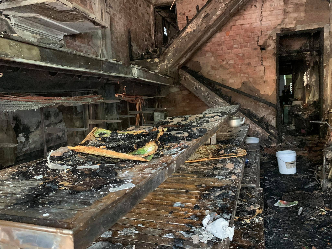 Tiệm bánh 3 tầng bị thiêu rụi lúc rạng sáng ảnh 10