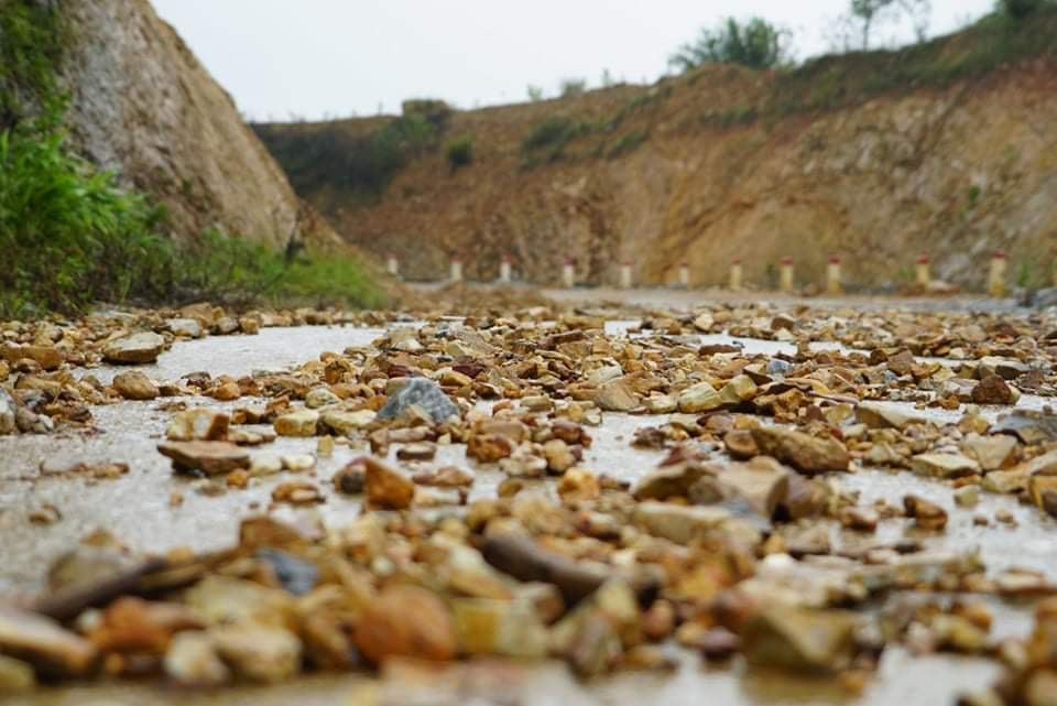 Nhiều tuyến đường ngập sâu, giao thông bị chia cắt ở Hà Tĩnh ảnh 10