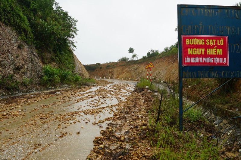 Nhiều tuyến đường ngập sâu, giao thông bị chia cắt ở Hà Tĩnh ảnh 9