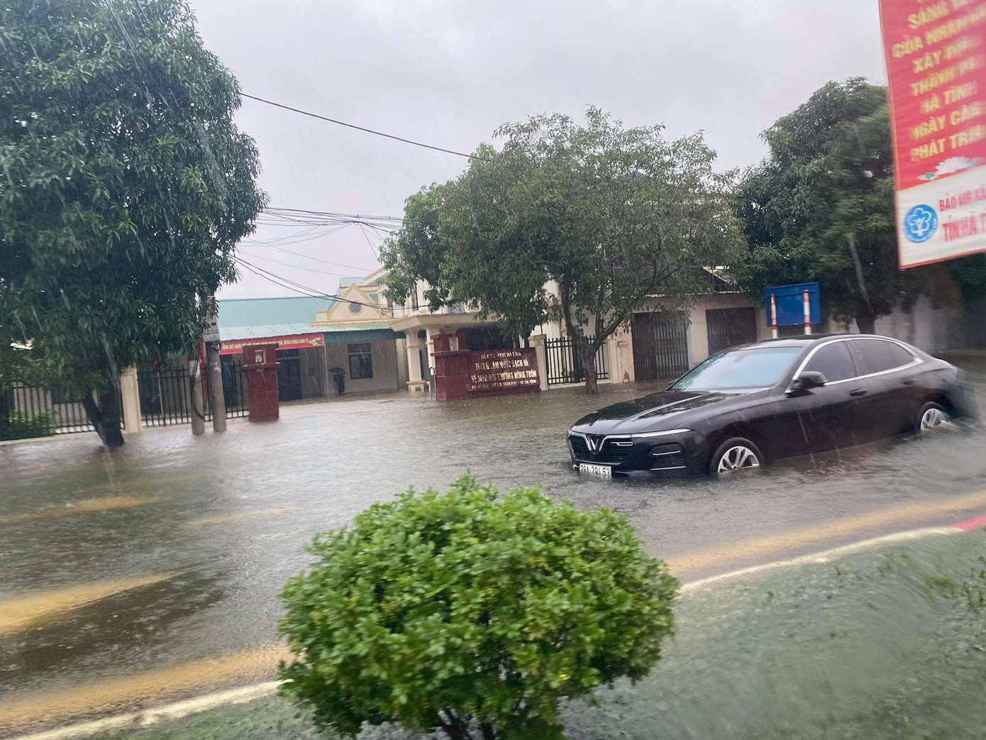 Mưa trắng trời, TP Hà Tĩnh chìm trong ngập lụt lịch sử chưa từng có ảnh 16