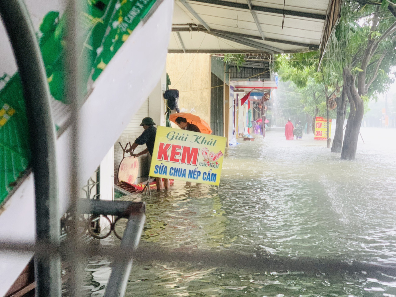 Mưa trắng trời, TP Hà Tĩnh chìm trong ngập lụt lịch sử chưa từng có ảnh 6