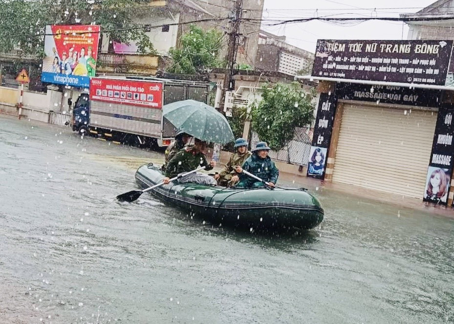 Mưa trắng trời, TP Hà Tĩnh chìm trong ngập lụt lịch sử chưa từng có ảnh 5
