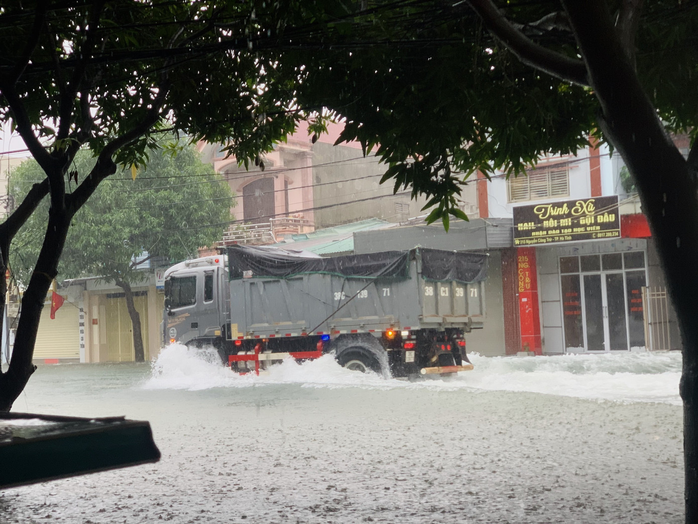 Mưa trắng trời, TP Hà Tĩnh chìm trong ngập lụt lịch sử chưa từng có ảnh 8