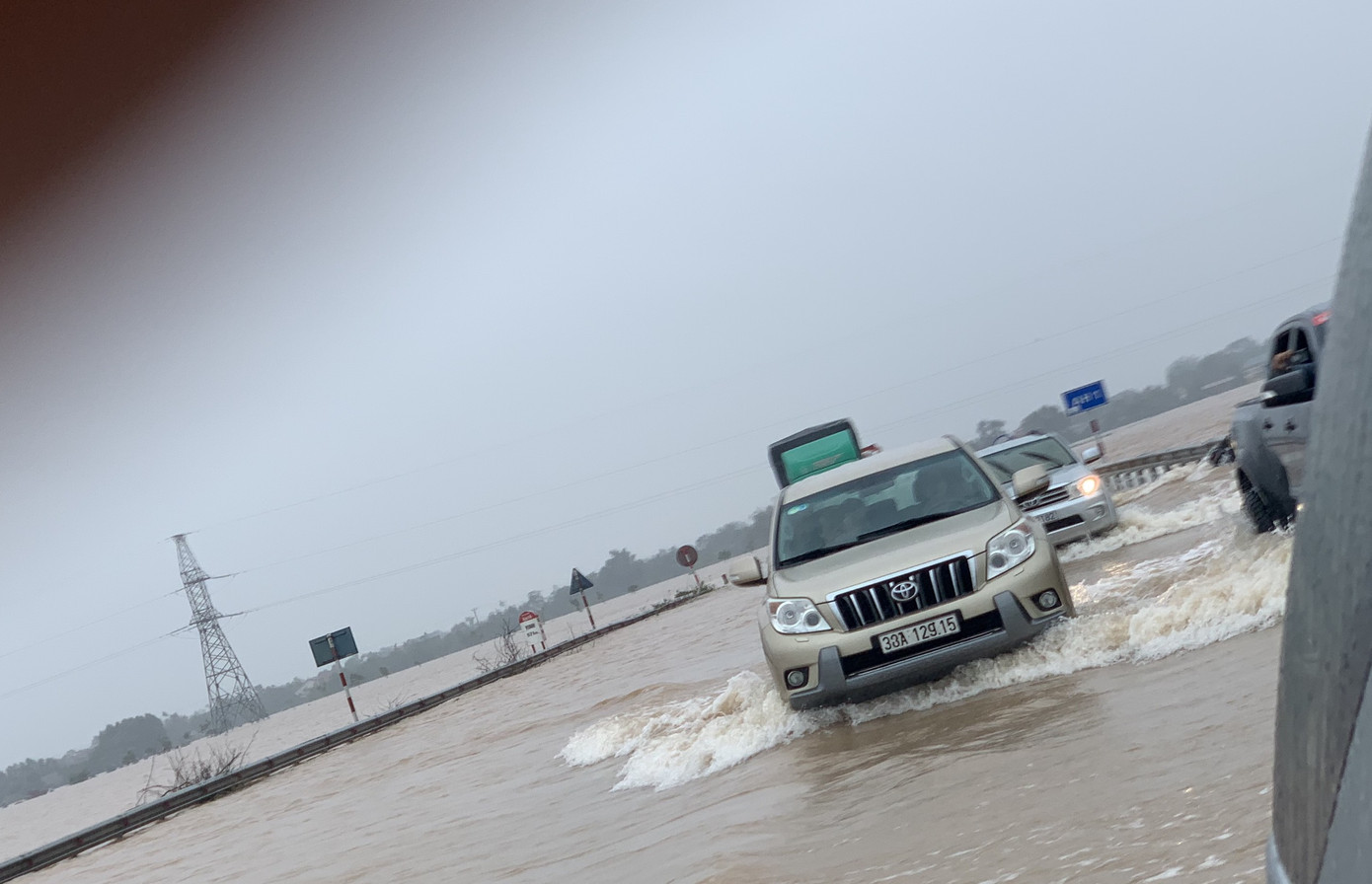 Lũ cuồn cuộn, đường tránh Hà Tĩnh ách tắc hàng chục km ảnh 3