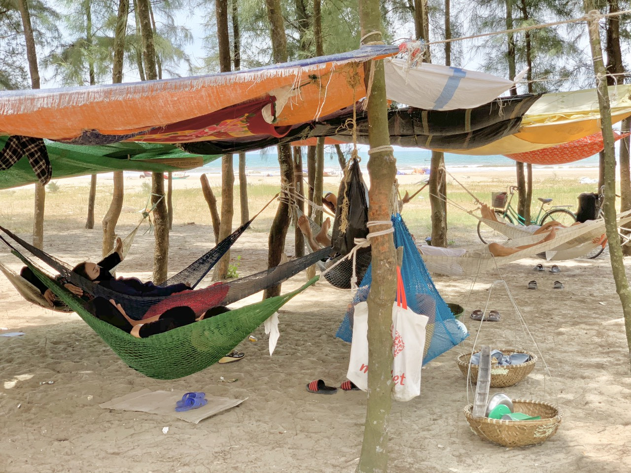 Dân Hà Tĩnh kéo nhau ra bờ biển dựng lán, mắc võng tránh nắng nóng ảnh 8