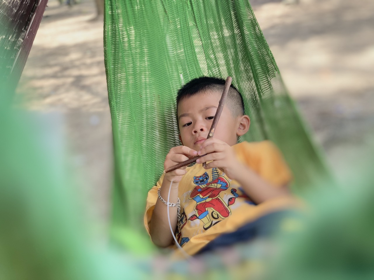 Dân Hà Tĩnh kéo nhau ra bờ biển dựng lán, mắc võng tránh nắng nóng ảnh 4