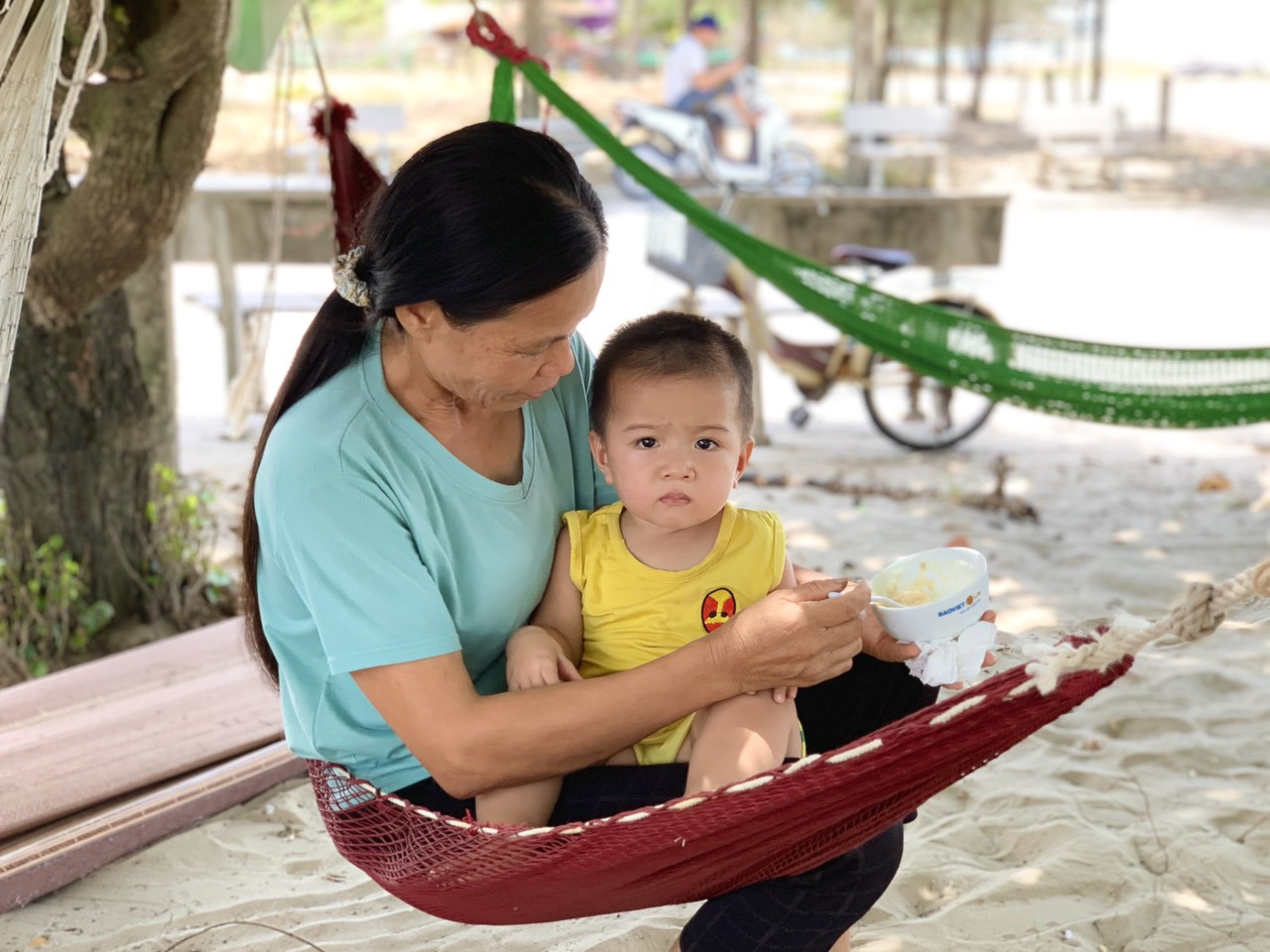 Dân Hà Tĩnh kéo nhau ra bờ biển dựng lán, mắc võng tránh nắng nóng ảnh 7