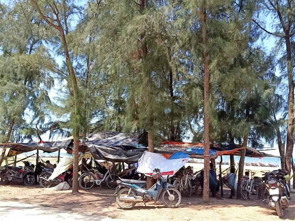 Dân Hà Tĩnh kéo nhau ra bờ biển dựng lán, mắc võng tránh nắng nóng ảnh 13
