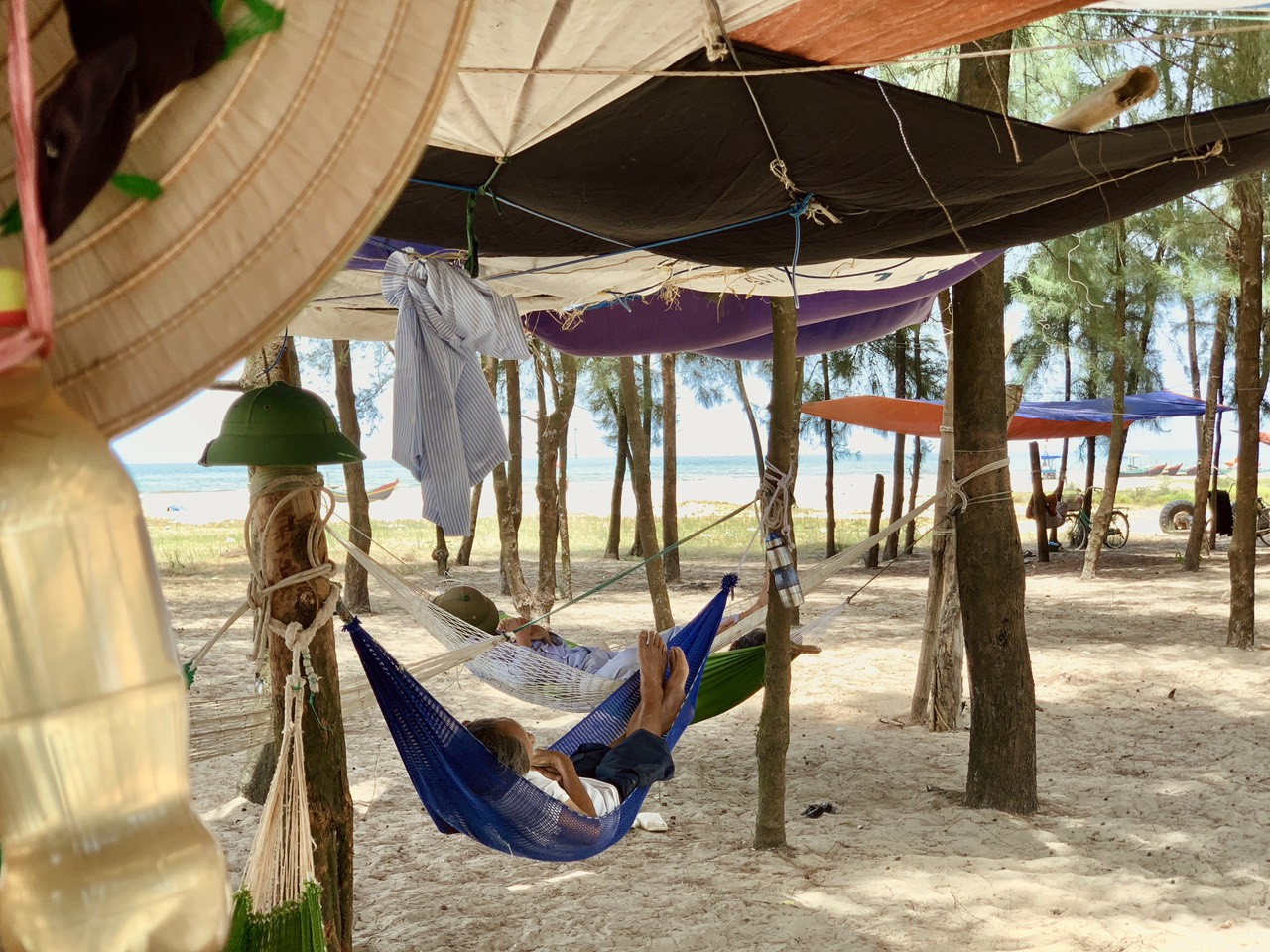 Dân Hà Tĩnh kéo nhau ra bờ biển dựng lán, mắc võng tránh nắng nóng ảnh 2