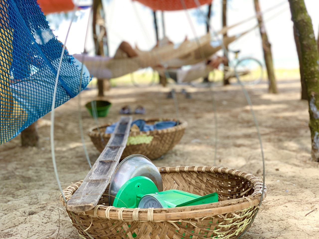 Dân Hà Tĩnh kéo nhau ra bờ biển dựng lán, mắc võng tránh nắng nóng ảnh 11