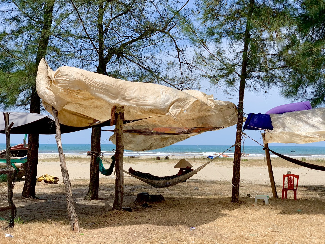 Dân Hà Tĩnh kéo nhau ra bờ biển dựng lán, mắc võng tránh nắng nóng ảnh 3