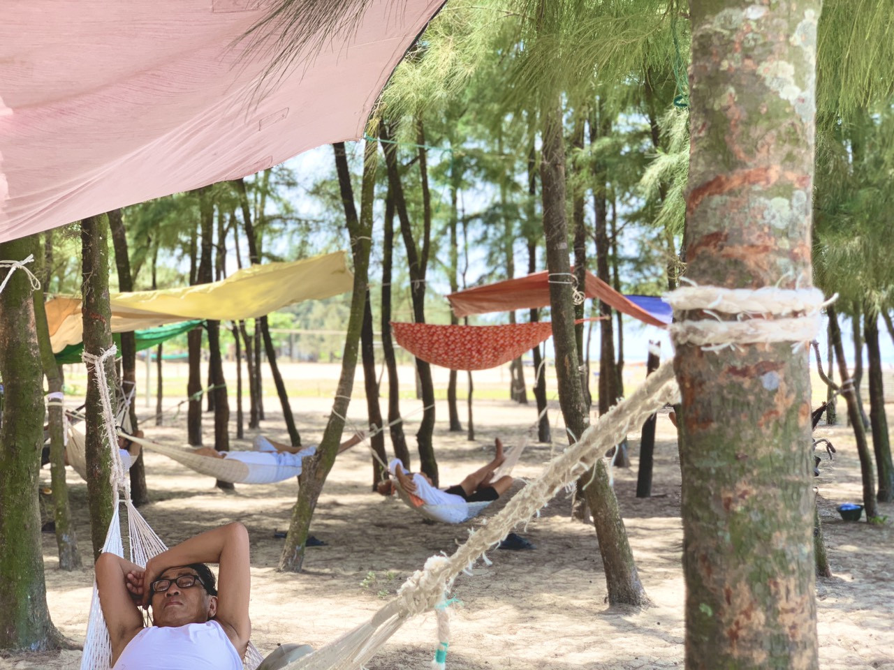 Dân Hà Tĩnh kéo nhau ra bờ biển dựng lán, mắc võng tránh nắng nóng ảnh 9