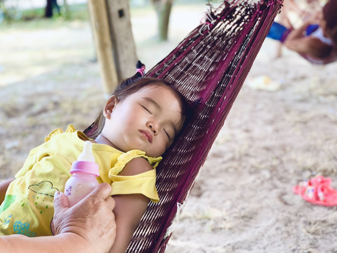 Dân Hà Tĩnh kéo nhau ra bờ biển dựng lán, mắc võng tránh nắng nóng ảnh 12