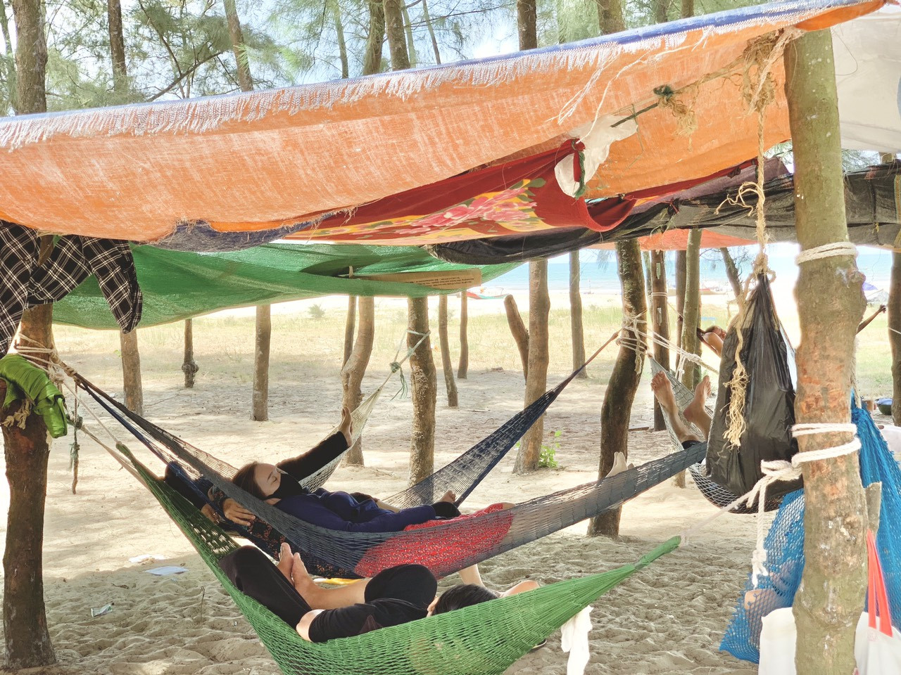 Dân Hà Tĩnh kéo nhau ra bờ biển dựng lán, mắc võng tránh nắng nóng ảnh 10