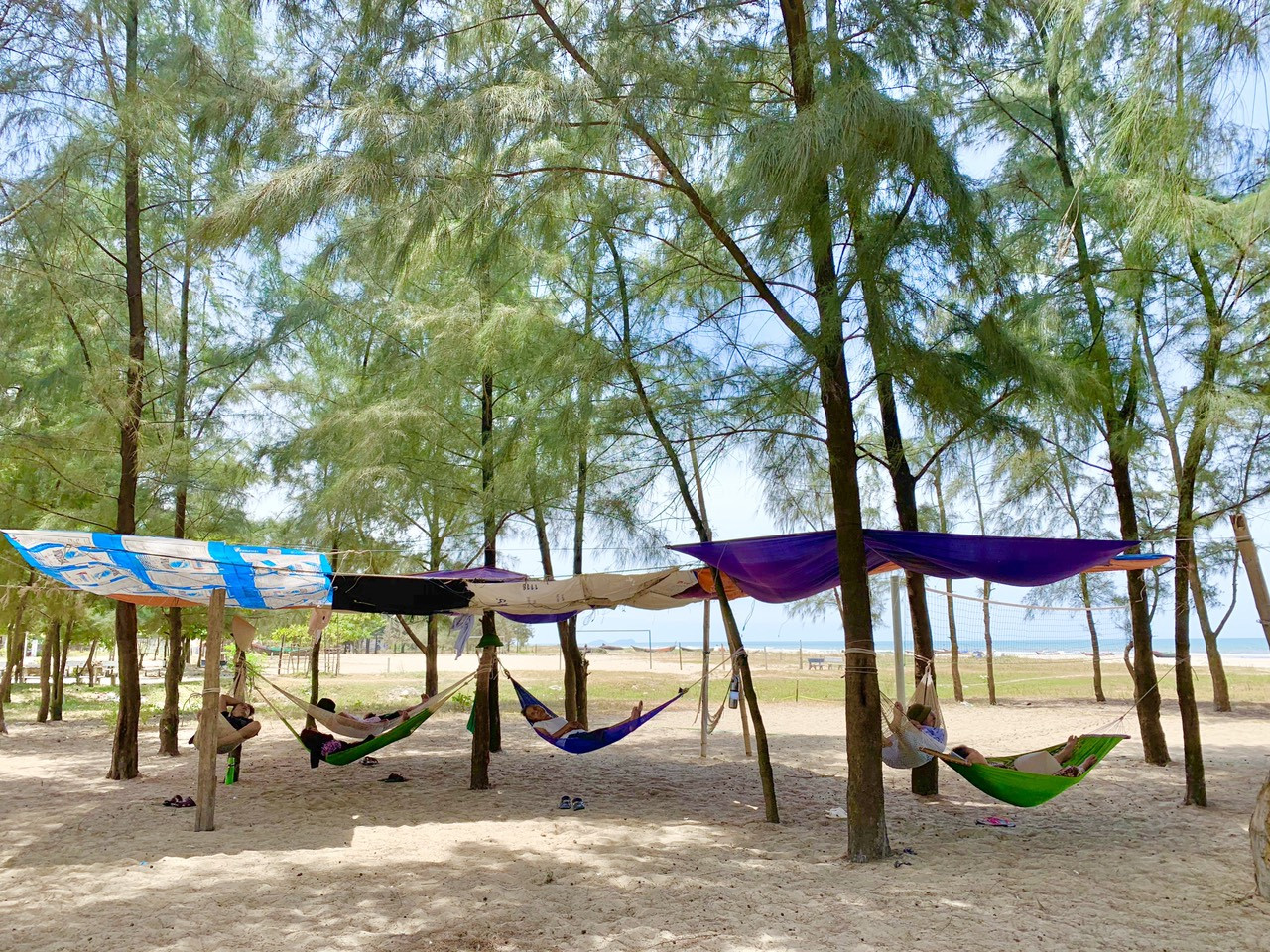 Dân Hà Tĩnh kéo nhau ra bờ biển dựng lán, mắc võng tránh nắng nóng ảnh 5