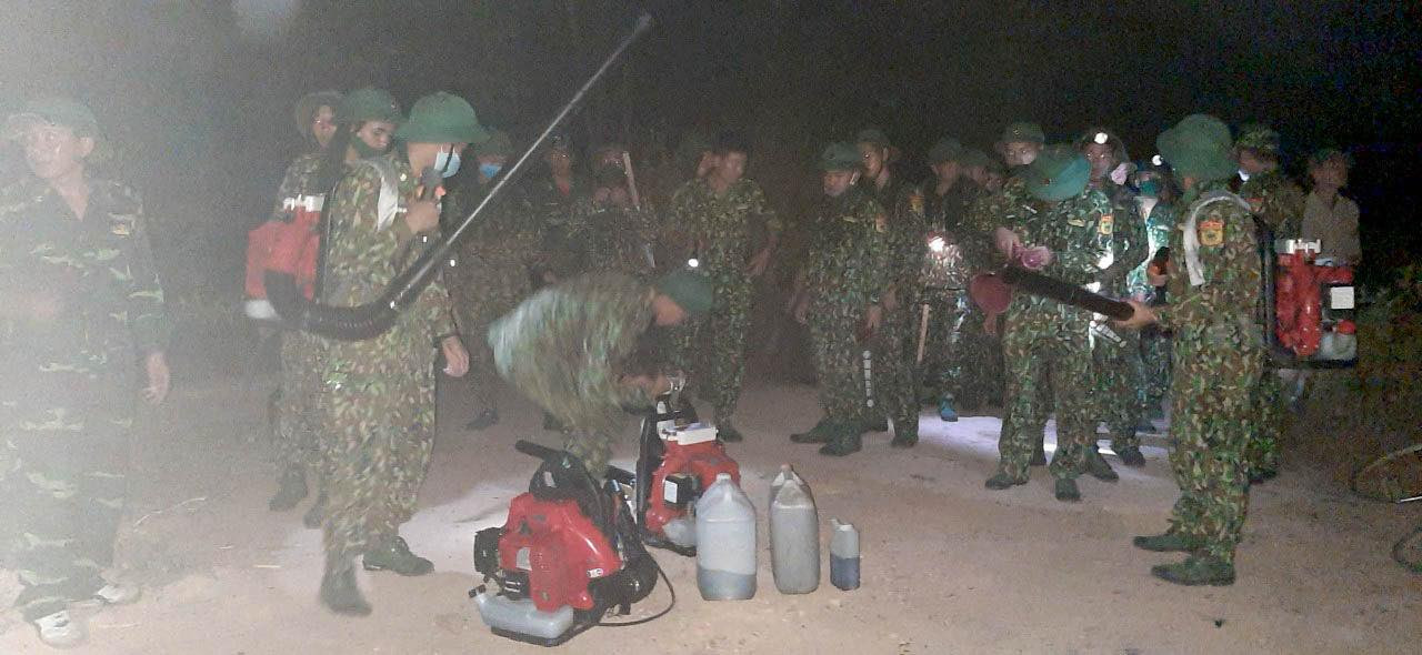 Công an, bộ đội trắng đêm căng mình dập lửa cứu rừng ảnh 6