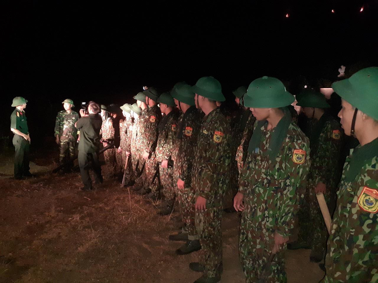 Công an, bộ đội trắng đêm căng mình dập lửa cứu rừng ảnh 5