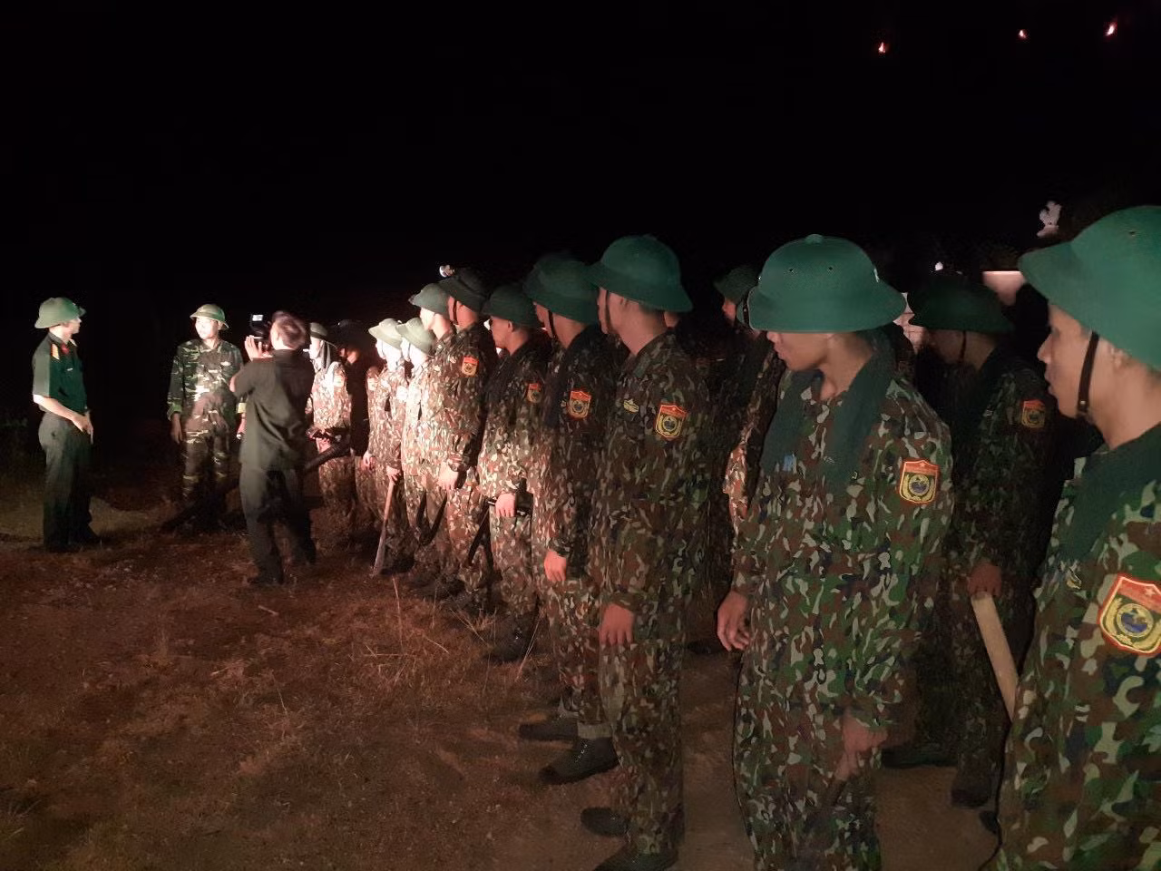 Công an, bộ đội trắng đêm căng mình dập lửa cứu rừng ảnh 5