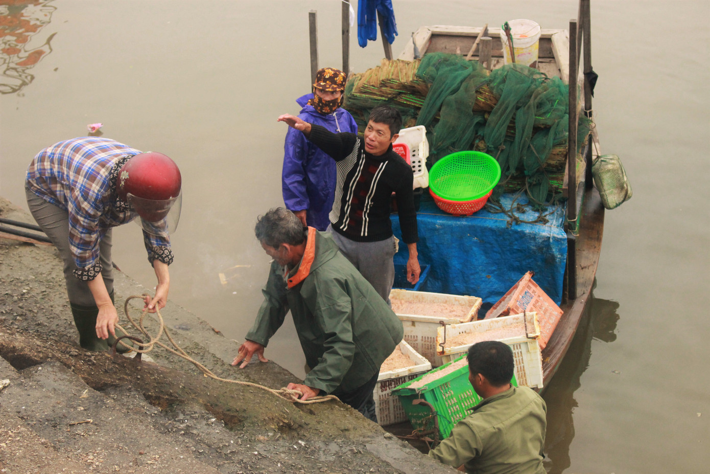 Cảng cá Hà Tĩnh tấp nập người bán, kẻ mua giữa mùa dịch COVID - 19 ảnh 14