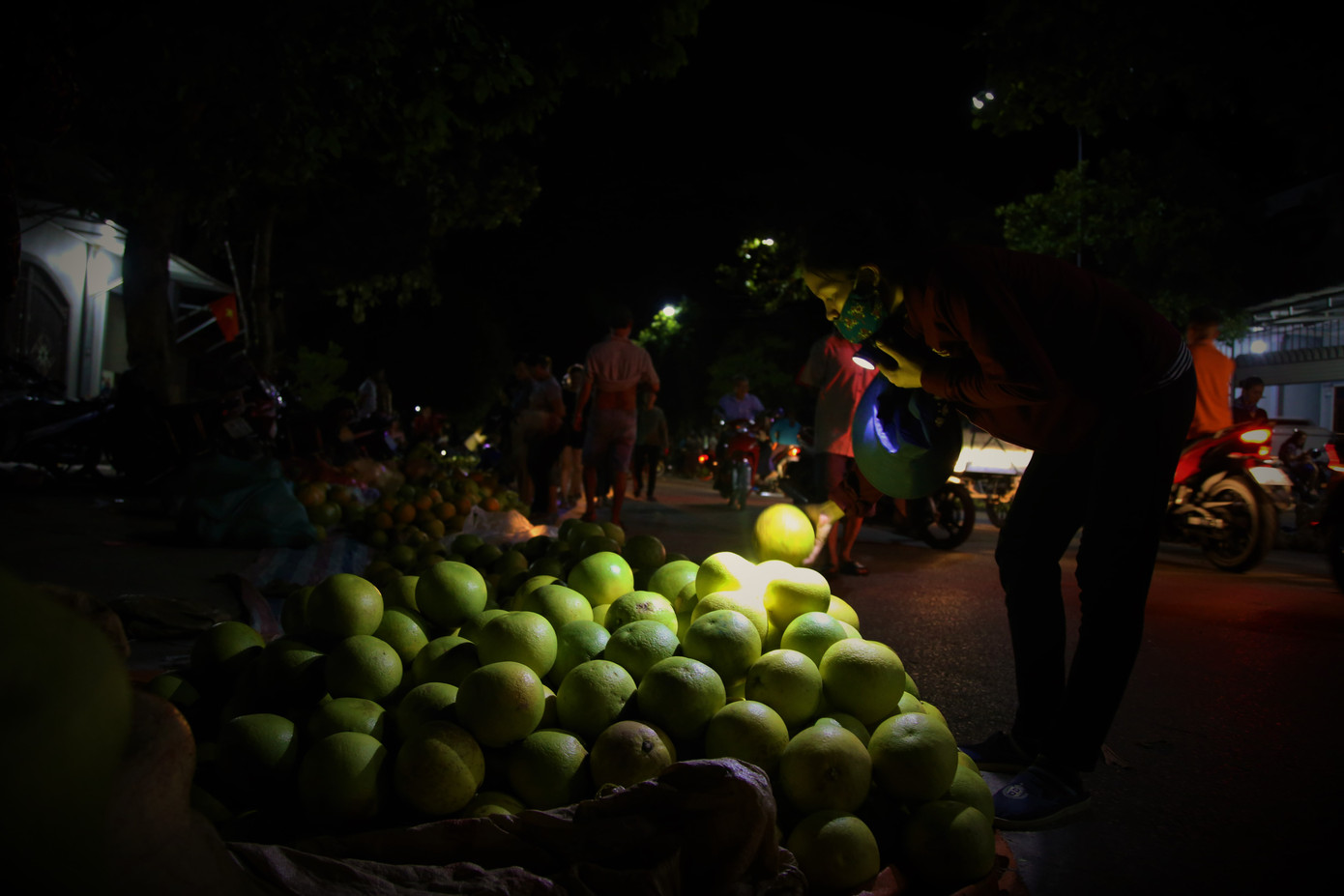 Bưởi đặc sản vào vụ, trăm người soi đèn thức trắng bán ở chợ đêm ảnh 15