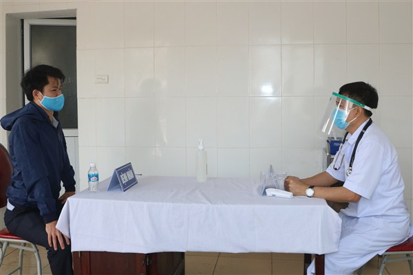 Đoàn thanh niên bệnh viện làm kính chắn giọt bắn phòng COVID-19 ảnh 5